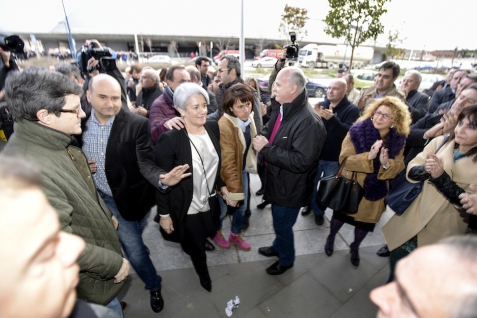 Lourdes Goicoechea eta Marta Vera batzarrera iritsi diren unea. Lourdes Goicoechea eta Marta Vera batzarrera iritsi diren unea.