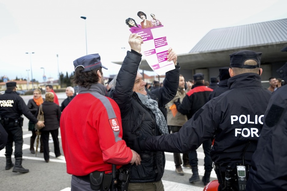 Kanpoan zain ziren herritarrek Barcinaren legegintzaldian izan diren ustelkeria kasuak salatu dituzte. Kanpoan zain ziren herritarrek Barcinaren legegintzaldian izan diren ustelkeria kasuak salatu dituzte.