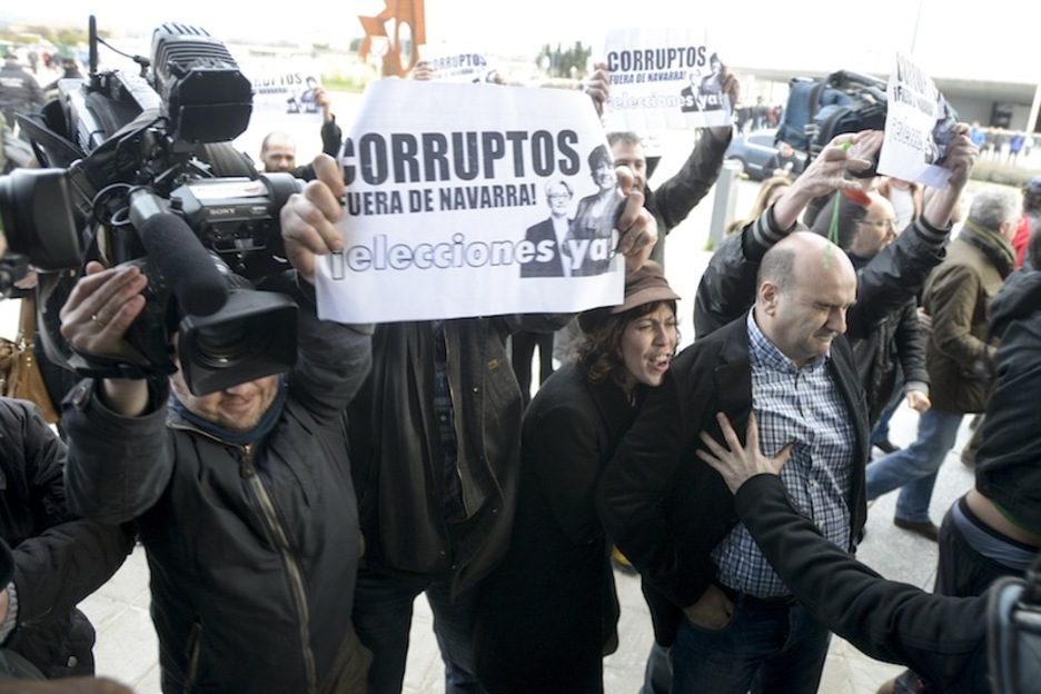 Hauteskundeak berehala deitzeko eskatu dute Tafallako hotel honen kanpoaldean elkartu direnek. Hauteskundeak berehala deitzeko eskatu dute Tafallako hotel honen kanpoaldean elkartu direnek.