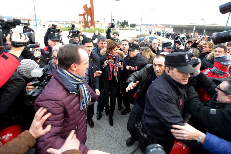 Oscar Arizcuren eta Yolanda Barcina batzarrera iritsi diren unea. Oscar Arizcuren eta Yolanda Barcina batzarrera iritsi diren unea.