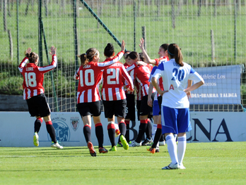 Athleticeko jokalariak gola ospatzen. (Marisol RAMIREZ / ARGAZKI PRESS)