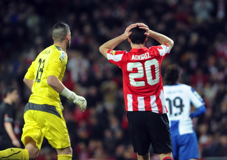 Adurizek txartel gorria ikusi du partidako azken minutuetan. (Marisol RAMIREZ / ARGAZKI PRESS)