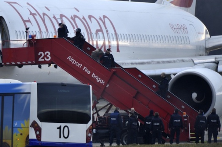 La Policía escolta a los viajeros del avión secuestrado. (Richard JUILLIART/AFP PHOTO)
