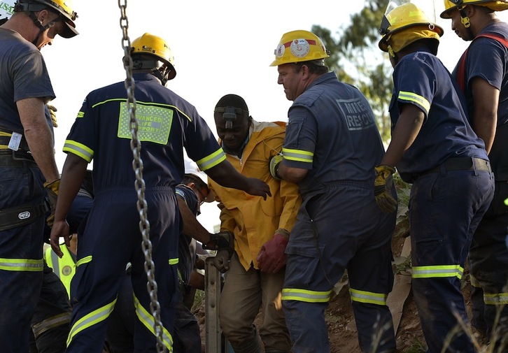 Momento del rescate de uno de los mineros atrapados, ayer. (Alexander JOE/AFP) 