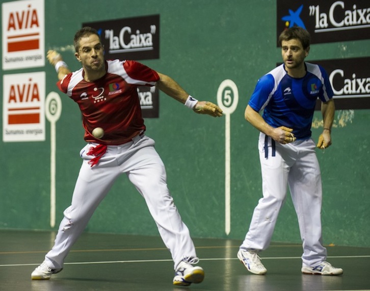 Olaizola II eta Berasaluze III, partidaren une batean. (Monika DEL VALLE/ARGAZKI PRESS)