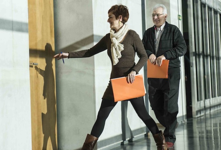 Bakartxo Ruiz y Koldo Amezketa entran a la reunión de la Mesa y Junta de Portavoces. (Jagoba MANTEROLA/ARGAZKI PRESS)