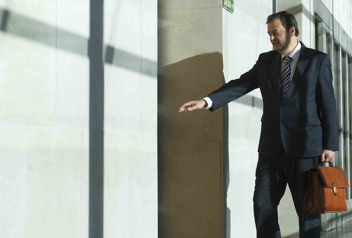 Juan José Lizarbe, a su llegada a la reunión de la Mesa y Junta de Portavoces. (Jagoba MANTEROLA/ARGAZKI PRESS)