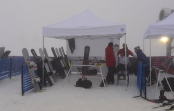 La niebla ha obligado a suspender la prueba de ‘boardercross’. (Javier SORIANO/AFP)