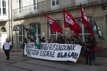 Concentración de ELA y LAB frente al Parlamento de Gasteiz, donde han criticado que el Plan de Euskara es «una campaña de maquillaje». (Raul BOGAJO/ARGAZKI PRESS)