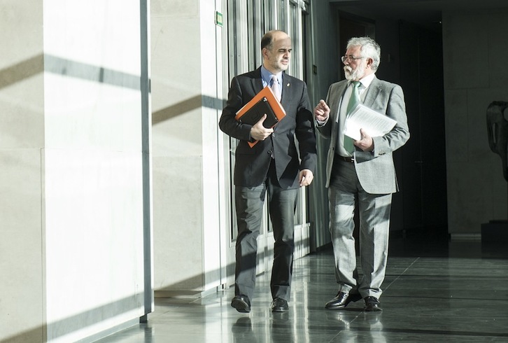 El presidente del Parlamento, Alberto Catalán, y el letrado de la Cámara llegan a la reunión de la Mesa. (Jagoba MANTEROLA/ARGAZKI PRESS)