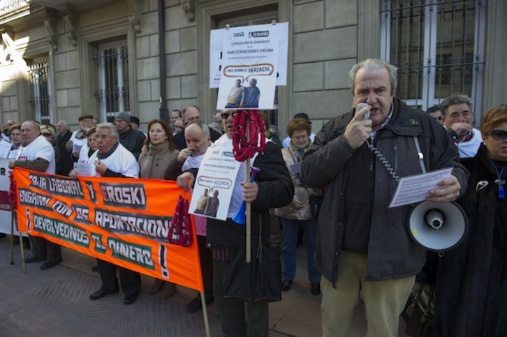Afectados por las subordinadas financieras, ante el Parlamento de Gasteiz. (Juanan RUIZ / ARGAZKI PRESS)