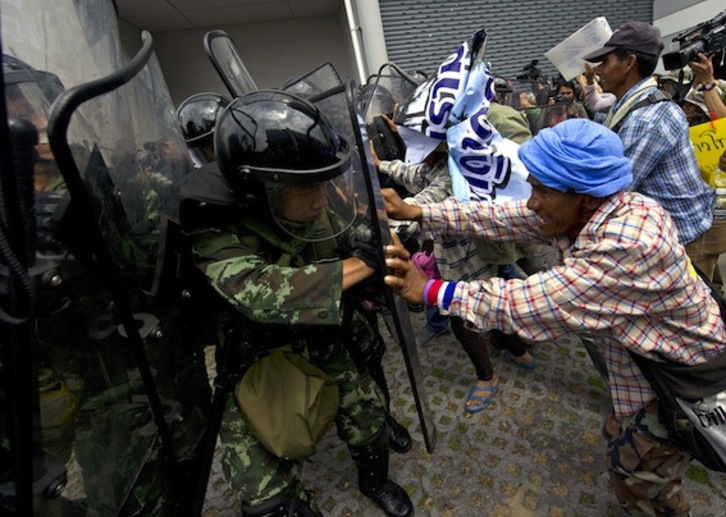 Enfrentamientos entre manifestantes y policías en Bangkok. (Pornchai KITTIWONGSAKUL/AFP PHOTO)