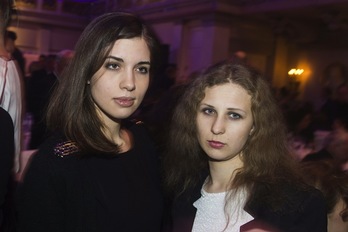 Tolokonnikova y Alyojina, en una imagen tomada hace pocos días en Berlín. (Johannes EISELE/AFP)