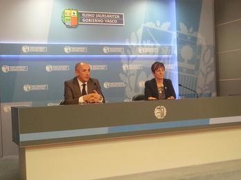 Erkoreka y Tapia, durante la comparecencia ofrecida en Gasteiz. (IREKIA)