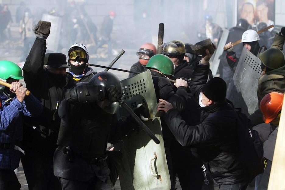 Un agente, rodeado por manifestantes. (Anatolii BOIKO /AFP PHOTO)