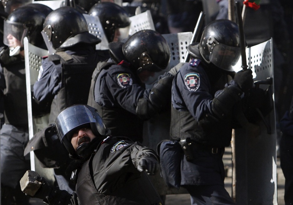 Un policía arroja un adoquín. (Anatolii BOIKO /AFP PHOTO)