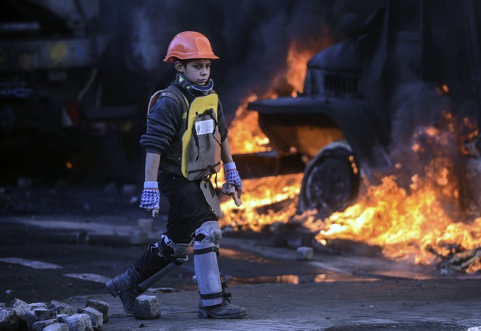 Un muy joven manifestante. (Andrew KRAVCHENKO / AFP PHOTO)
