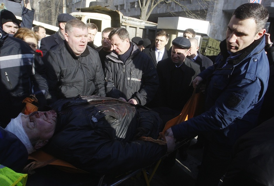 Uno de los manifestantes heridos. (Yury KIRNICHNY / AFP PHOTO)