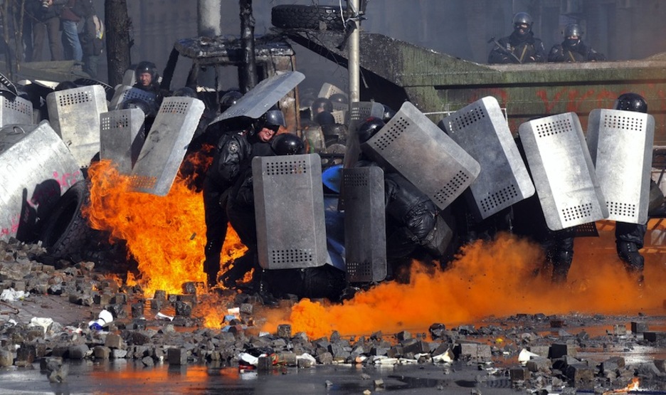 Cócteles molotov arrojados contra las fuerzas policiales. (Piero QUARANTA / AFP PHOTO)  