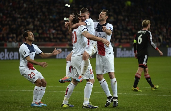 Ibrahimovic es felicitado por sus compañeros tras uno de sus dos goles. (Patrik STOLLARZ / AFP PHOTO) 