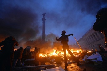 Los enfrentamientos han continuado durante toda la noche. (Sergei SUPINSKY/AFP PHOTO)