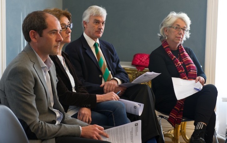 Nazario Oleaga, segundo por la derecha, en la presentación de la Comisión para el Impulso del Proceso de Paz. (Andoni CANELLADA/ARGAZKI PRESS)