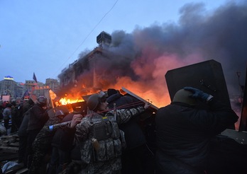 Manifestantes opositores, en la plaza de la Independencia de Kiev. (Sergei SUPINSKY/AFP PHOTO)