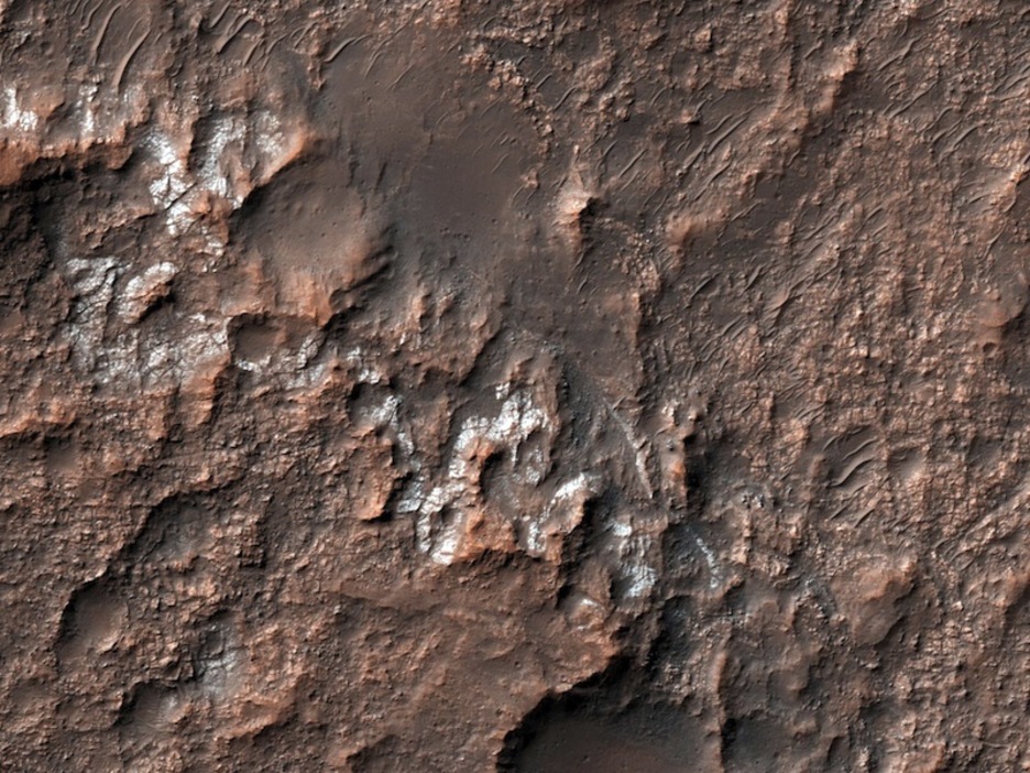 HiRISE kamerak ohiko gatzaren oso antzekoa izan ahal den sustantzia topatu du Marten. HiRISE kamerak ohiko gatzaren oso antzekoa izan ahal den sustantzia topatu du Marten.