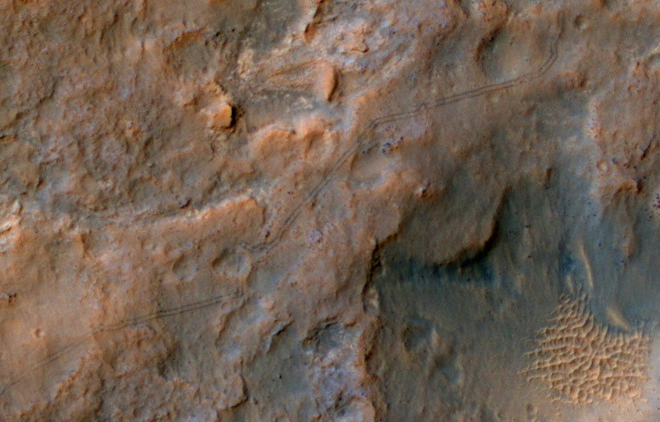 Hauts distiratsua duen zonalde bateko argazkia, rover errobotak pasatzean utzitako arrastoa atzeman ahal da. Hauts distiratsua duen zonalde bateko argazkia, rover errobotak pasatzean utzitako arrastoa atzeman ahal da.