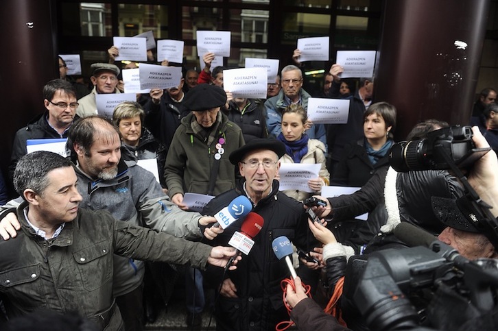 Tasio Erkizia atiende a los medios antes de entrar al juzgado. (ARGAZKI PRESS)