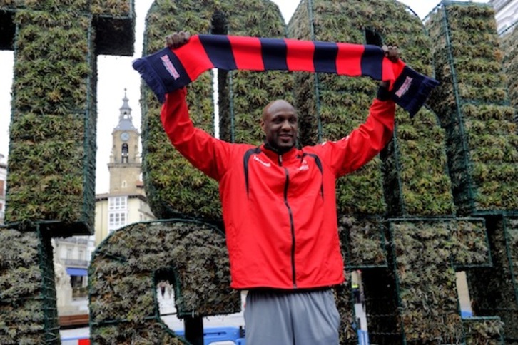 Lamar Odom posa con una bufanda baskonista en el centro de Gasteiz. (Juanan RUIZ / ARGAZKI PRESS)