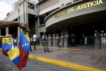 Seguidores del opositor Leopoldo López se han concentrado ante el Palacio de Justicia de Caracas. (Raúl ARBOLEDA / ARGAZKI PRESS)