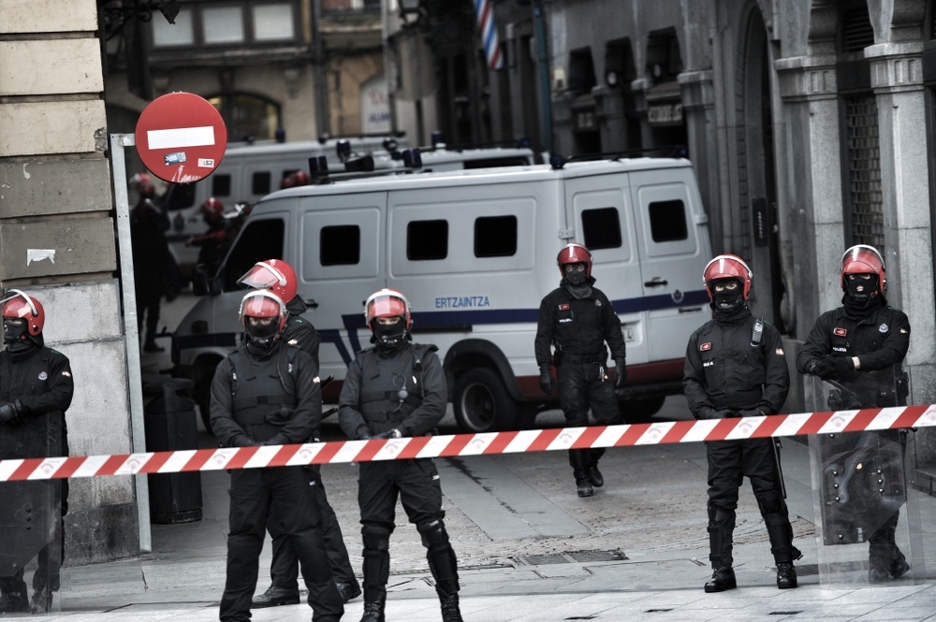 Cordón policial en las inmediaciones de Erribera 13. (ARGAZKI PRESS) Cordón policial en las inmediaciones de Erribera 13. (ARGAZKI PRESS)