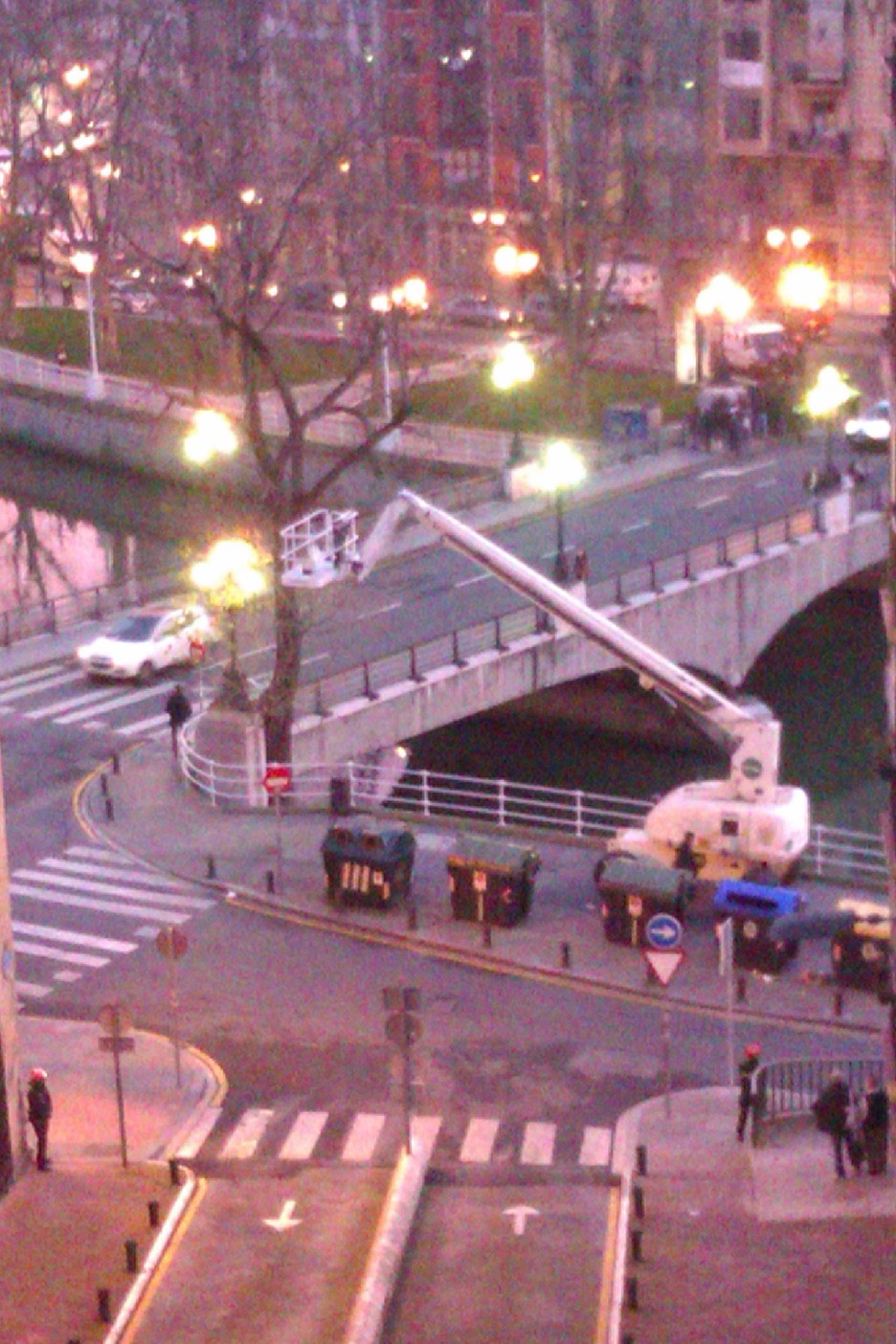La Ertzaintza ha acudido dos horas antes de lo previsto para iniciar el desalojo. (Maite ZELESTINO) La Ertzaintza ha acudido dos horas antes de lo previsto para iniciar el desalojo. (Maite ZELESTINO)