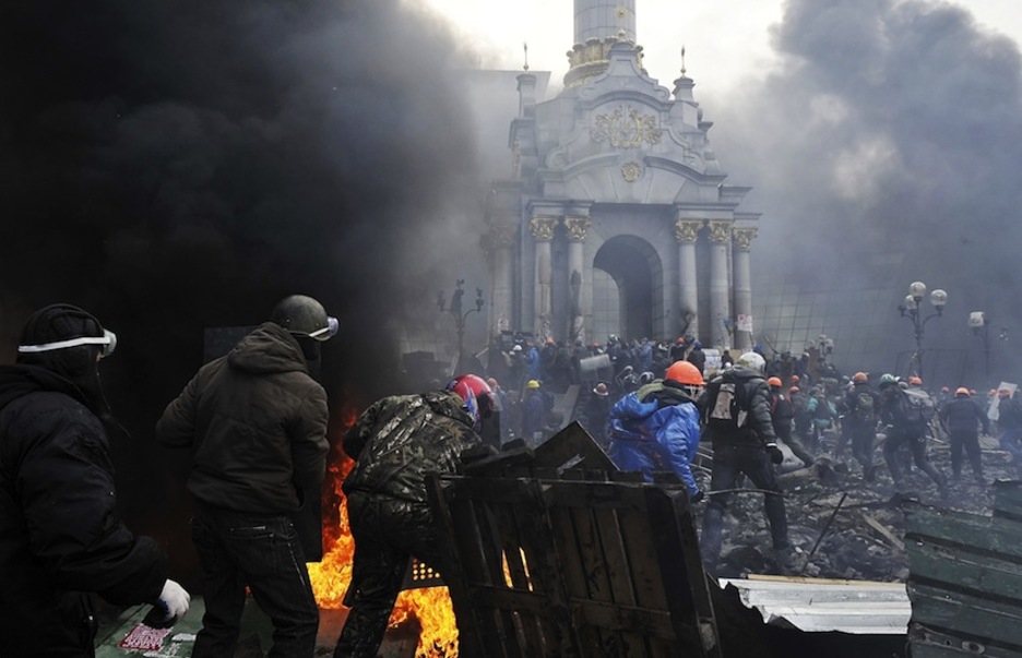 Los enfrentamientos se concentran en la plaza de la Independencia de Kiev. (Louisa GOULIAMAKI/AFP)