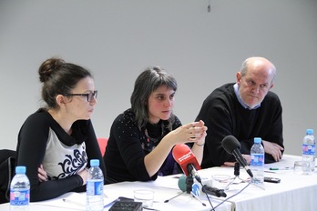 Baionako fakultateko Magalie Bees, Bake Bideko Anaiz Funosas eta Lokarriko Iñigo Arzak, aurkezpen prentsaurrekoan. (Aurore LUCAS)