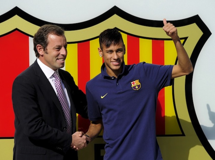 Sandro Rossel y Neymar, durante la presentación del brasileño como jugador blaugrana. (Josep LAGO / AFP PHOTO)