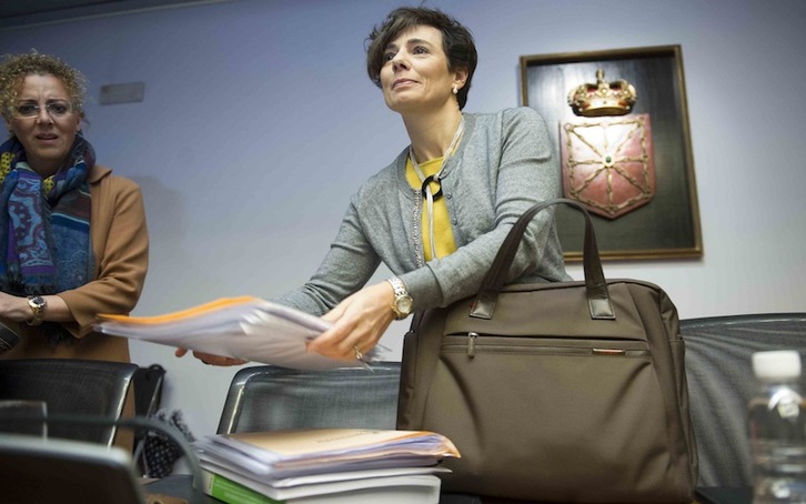 Idoia Nieves se dispone a sentarse antes de responder a los parlamentarios. (Jagoba MANTEROLA/ARGAZKI PRESS)