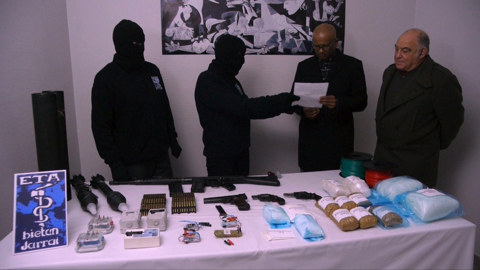 Dos miembros de ETA certifican con un documento el inventario con Ram Malikkaningam y Ronnie Kasrils. 