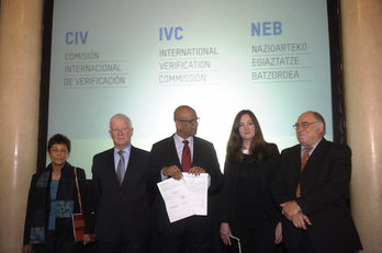 Los verificadores internacionales han comparecido ante los medios en una abarrotada sala del hotel Carlton de Bilbo. (ARGAZKI PRESS)