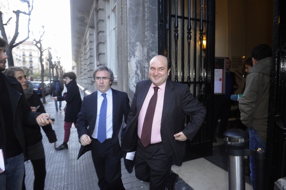 Joseba Aurrekoetxea y Andoni Ortuzar, del PNV, salen del Hotel Carlton. (Luis JAUREGIALTZO / ARGAZKI PRESS)