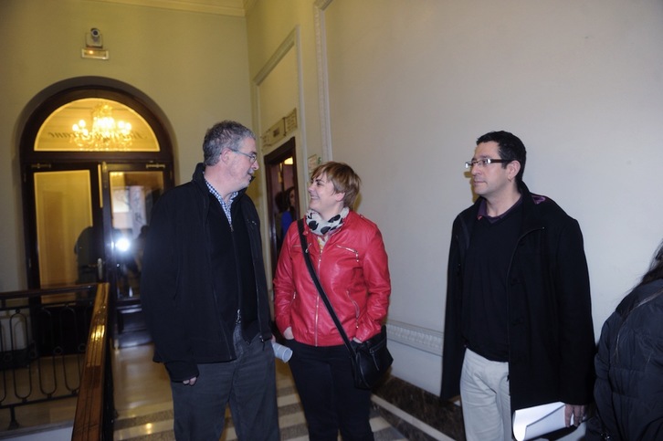 Adolfo Muñoz (ELA) y Ainhoa Etxaide, tras reunirse con los verificadores (LAB). (Luis JAUREGIALTZO / ARGAZKI PRESS)