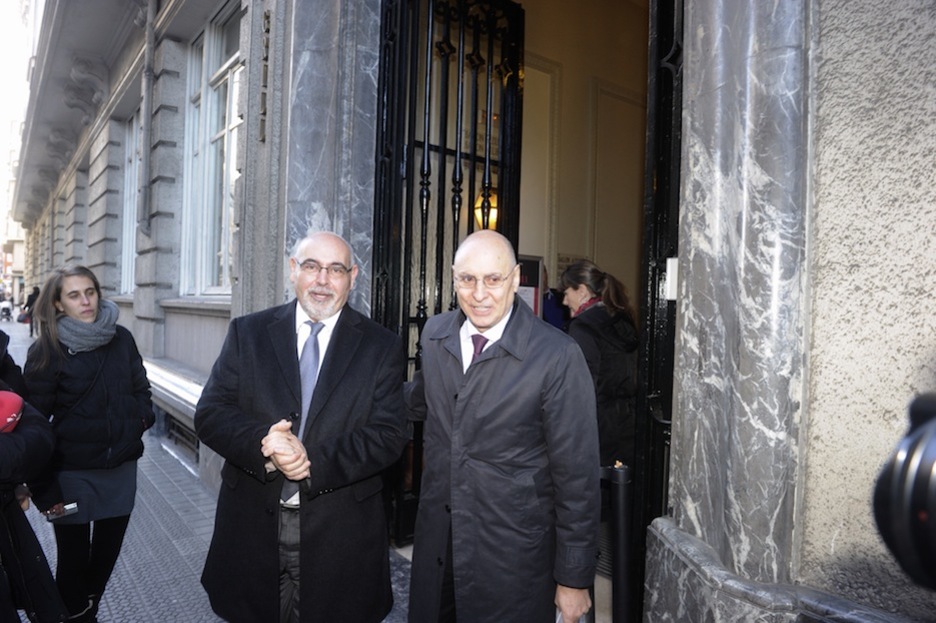 José Antonio Pastor y Rodolfo Ares han acudido en representación del PSE. (Luis JAUREGIALTZO / ARGAZKI PRESS)