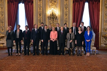 El nuevo Gobierno italiano posa para la foto de familia. (Alberto LINGRIA/AFP)