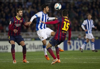 Carlos Vela controla un balón entre Piqué y Bartra. (Juan Carlos RUIZ/ARGAZKI PRESS)