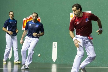 Iruñeko Labrit pilotalekuan jokatu den partidaren une bat. (Jagoba MANTEROLA/ARGAZKI PRESS)