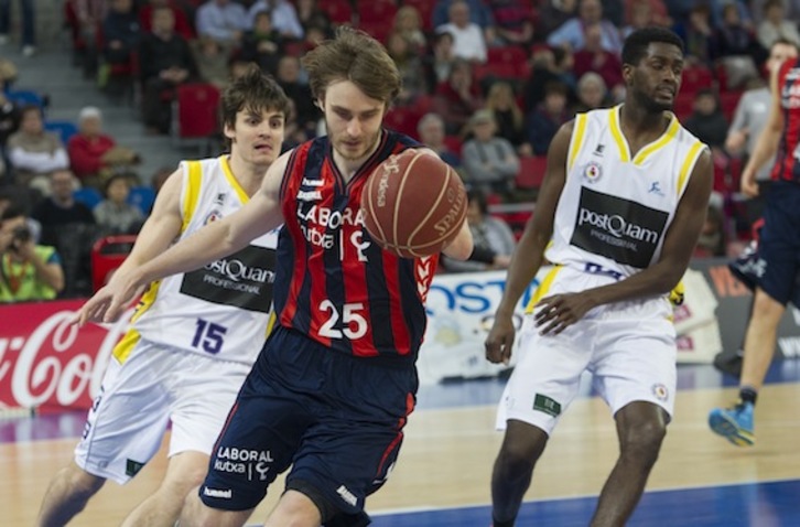 Jelinek, en un lance del encuentro. (Raul BOGAJO/ARGAZKI PRESS)