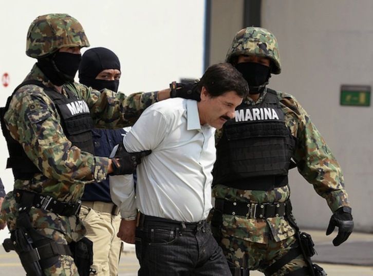 Joaquín ‘El Chapo’ Guzmán, rodeado por miembros de la Marina mexicana, en su presentación ante los medios. (Alfredo ESTRELLA/AFP PHOTO)