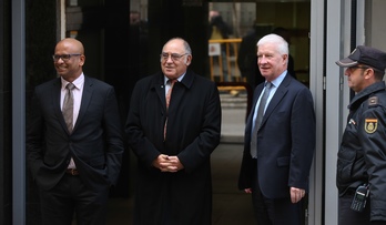 Chris Maccabe, Ram Manikkalingam y Ronnie Kasrils a su llegada a la Audiencia Nacional. (Marta JARA)