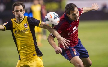 Juanfran eta Armenteros lehian. (Jagoba MANTEROLA / ARGAZKI PRESS)